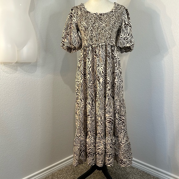 Anthropologie MOON RIVER Smocked Puff Sleeve Midi Dress
(L) NWOT - Picture 3 of 10